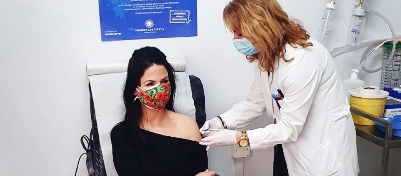 Έντονες αντιδράσεις για τον εμβολιασμό της συζύγου του Κ.Χατζηδάκη